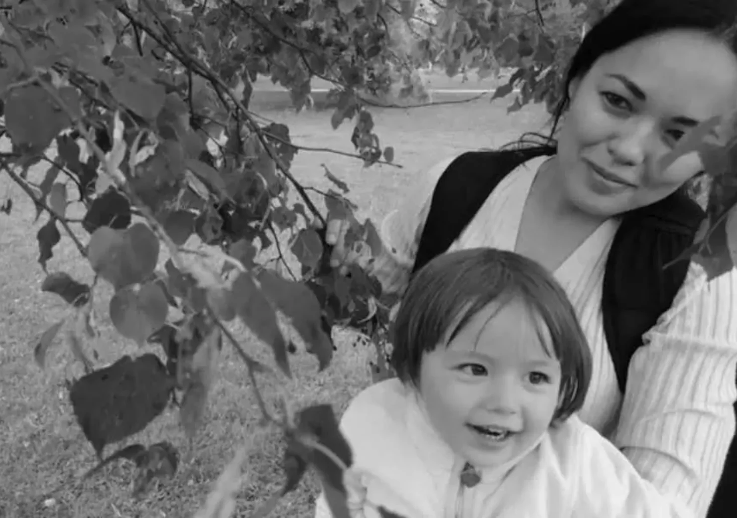 Foto in Beitrag von 5min.at: Zu sehen ist Yulia mit ihrer Tochter in einem Garten. Das Foto ist in schwarz-weiß dargestellt, da Yulia kürzlich verstorben ist.
