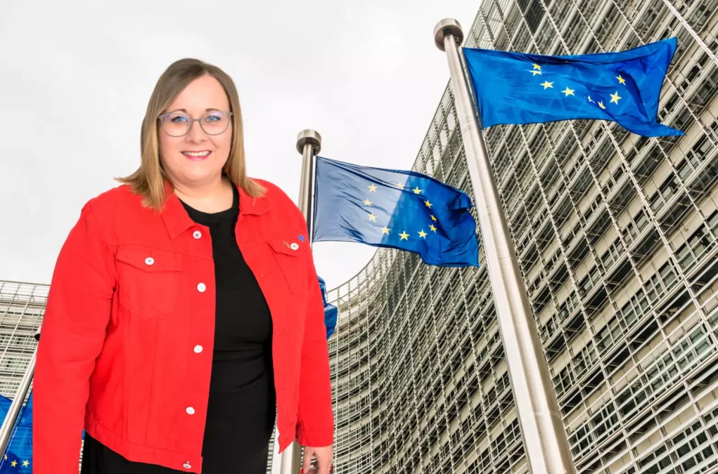 Das Bild zeigt Sabrina Winter, SPÖ-Kandidatin zur EU-Wahl, vor europäischen Flaggen.