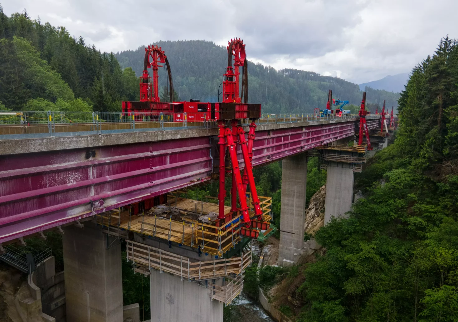 Spektakulär: A10-Brücke wurde in die Luft gehoben
