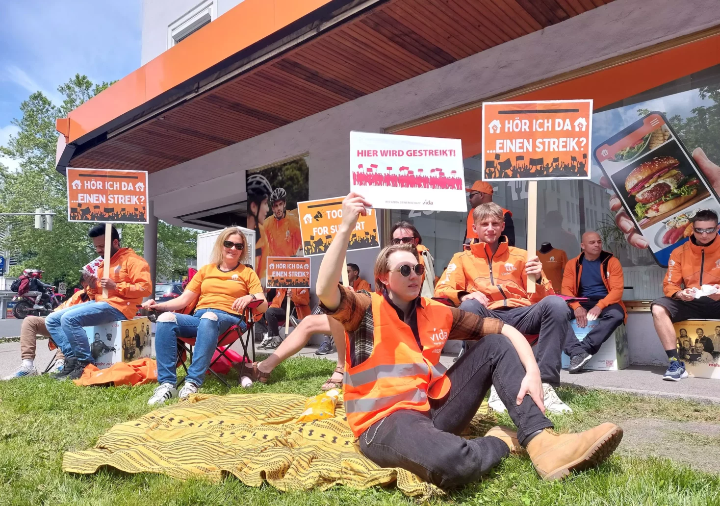 Ein Bild auf 5min.at zeigt den Streik der Lieferando-Essenszusteller.