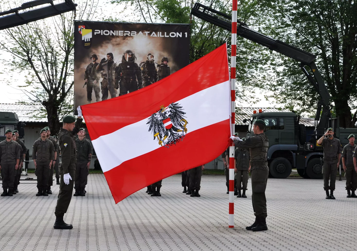 Ein Bild auf 5min.at zeigt mehrere Villacher Pioniere, welche die österreichische Flagge in den Händen halten.