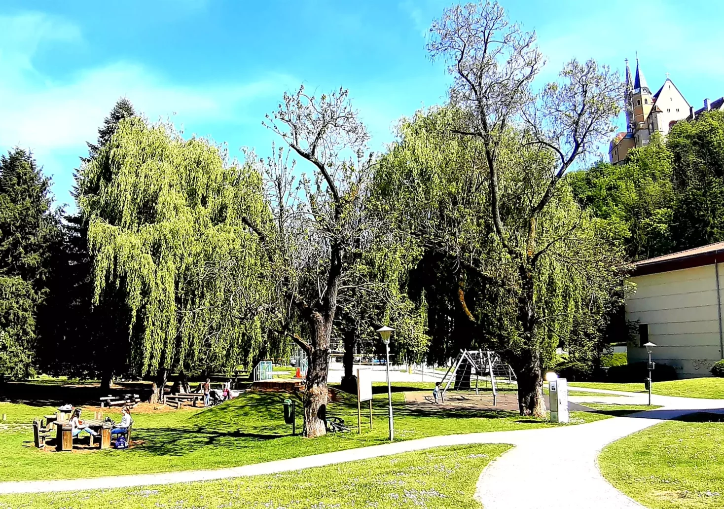 Foto auf 5min.at zeigt einen Park mit Kirche Judendorf-Straßengel