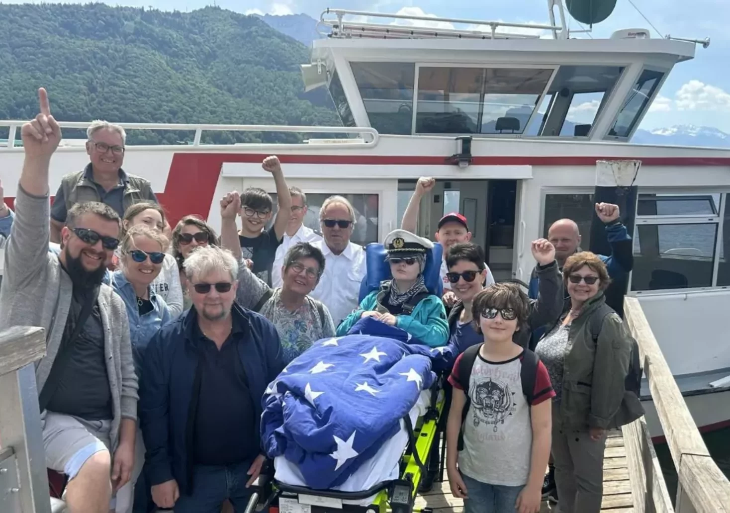 Foto in Beitrag von 5min.at: Zu sehen ist die gesamte Familie und die Freunde von Lisa vor einem Schiff am Traunsee in Oberösterreich.