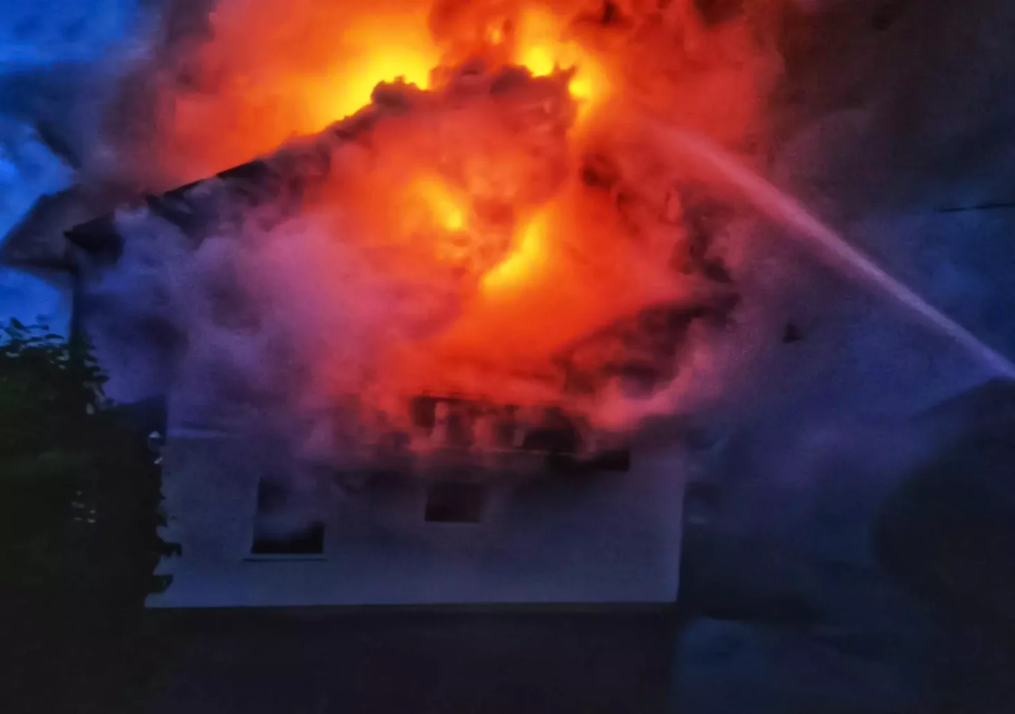 Ein Bild auf 5min.at zeigt den Brandeinsatz in Ludmannsdorf.