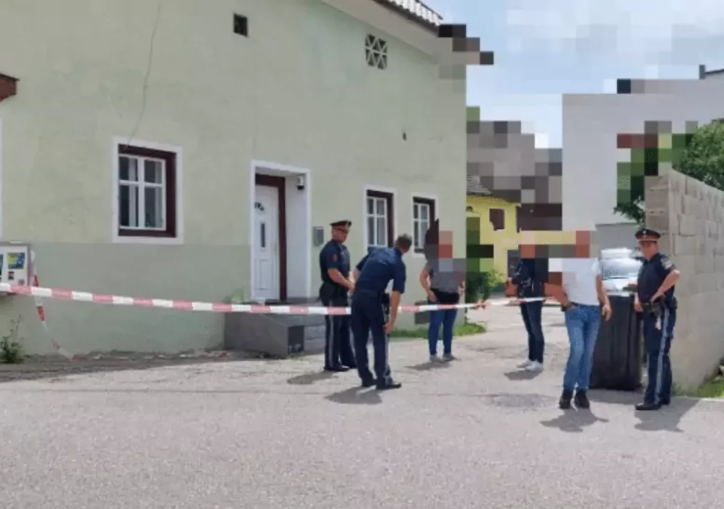 Bild auf 5min.at zeigt den Tatort eines Mordes in Kärnten. Polizei ist am Bild zu sehen.