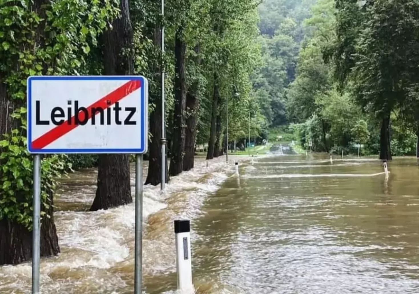 Foto in Beitrag von 5min.at: Zu sehen ist die Ortsende-Tafel von Leibnitz unter Wasser.