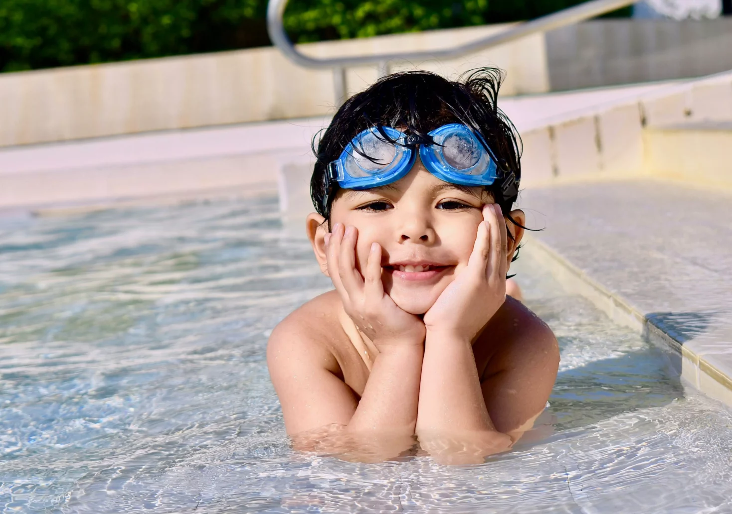 Bild auf 5min.at zeigt ein Kind in einem Schwimmbecken.