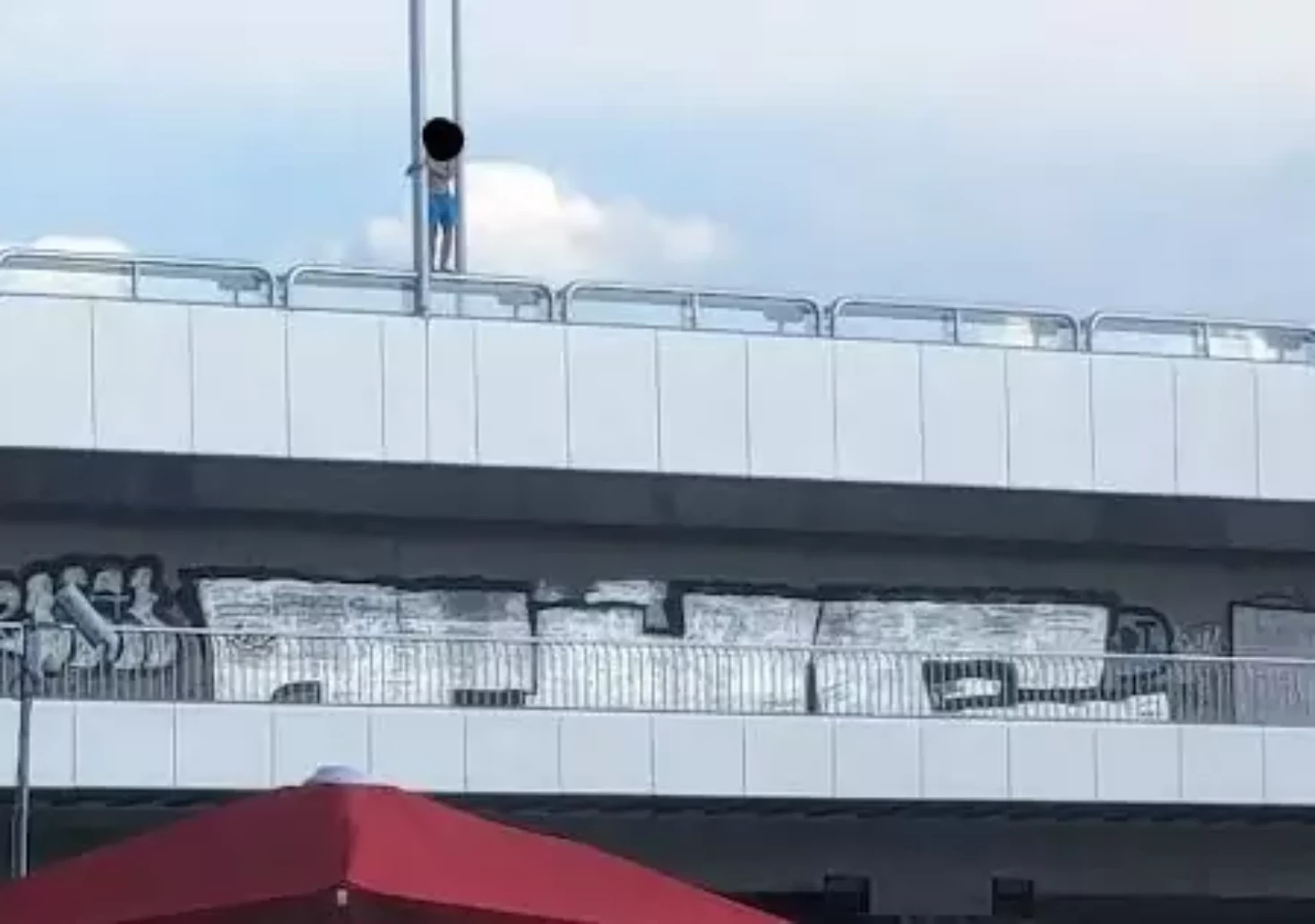 Foto in Beitrag von 5min.at: Zu sehen ist eine Person auf einer Brücke in Wien.