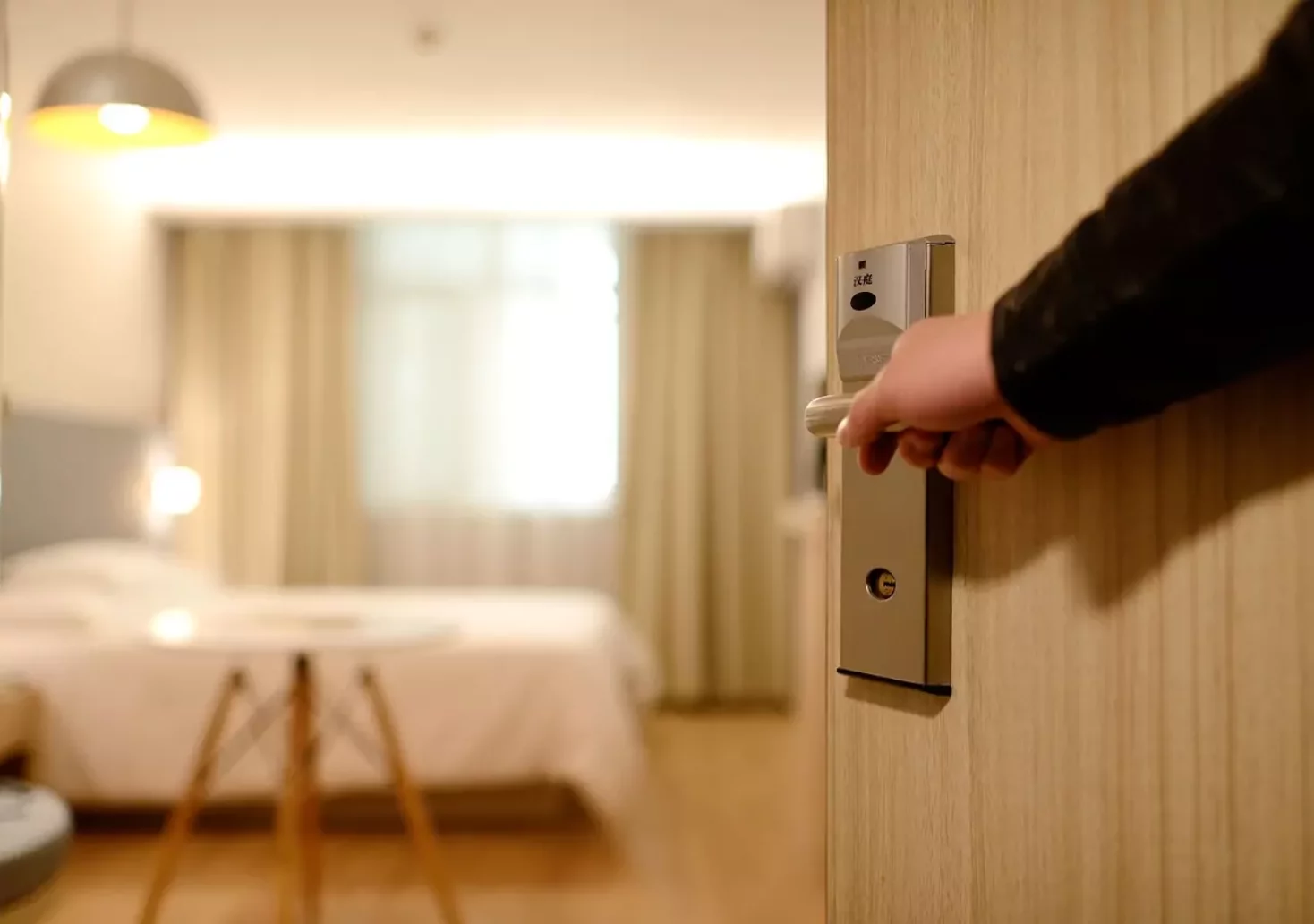 Ein Bild auf 5min.at zeigt jemanden, der die Tür zu einem Hotelzimmer öffnet.