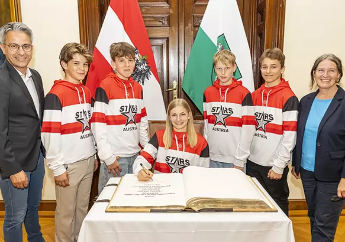 Foto auf 5min.at zeigt junge Eishockeytalente, die zu Besuch in Graz waren.