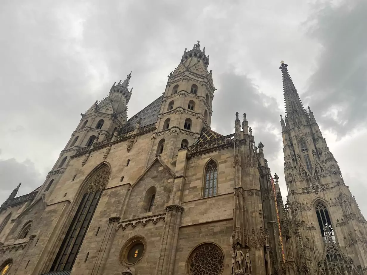 Bild auf 5min.at zeigt dunkle Wolken über Wien.