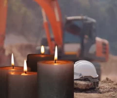Bild auf 5min.at zeigt Kerzen vor einer Baustelle.