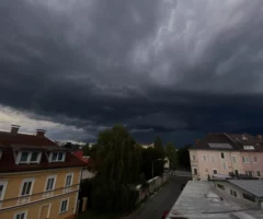 Ein Bild auf 5min.at zeigt dunkle Gewitterwolken über Klagenfurt.