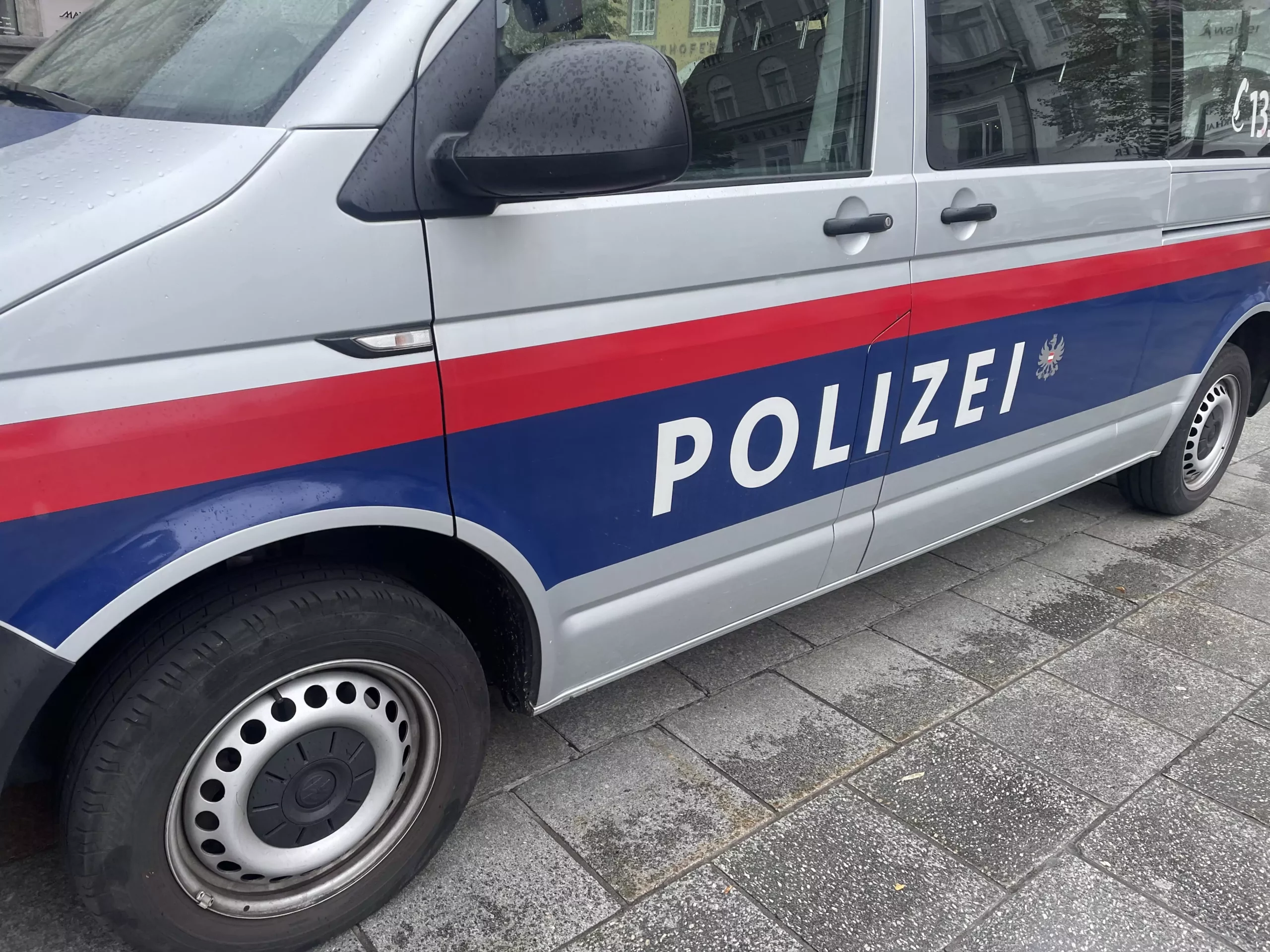 Foto auf 5min.at zeigt ein Polizeiauto