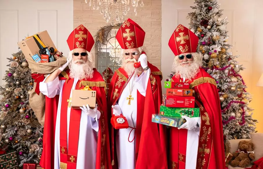 Das Foto auf 5 Minuten zeigt die Amazon-Nikoläuse.