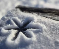 Ein Bild auf 5min.at zeigt einen Stern, der in den Schnee gezeichnet wurde.