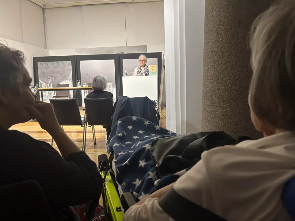 Auf dem Bild von www.5min.at sieht man Frau Veronika und ihre Schwester bei der Vorlesung.
