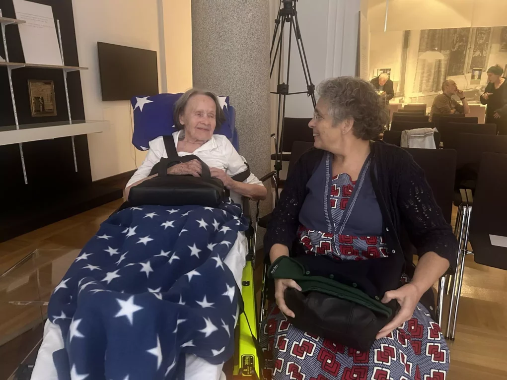 Auf dem Bild von www.5min.at sieht man Frau Veronika und ihre Schwester bei der Vorlesung.
