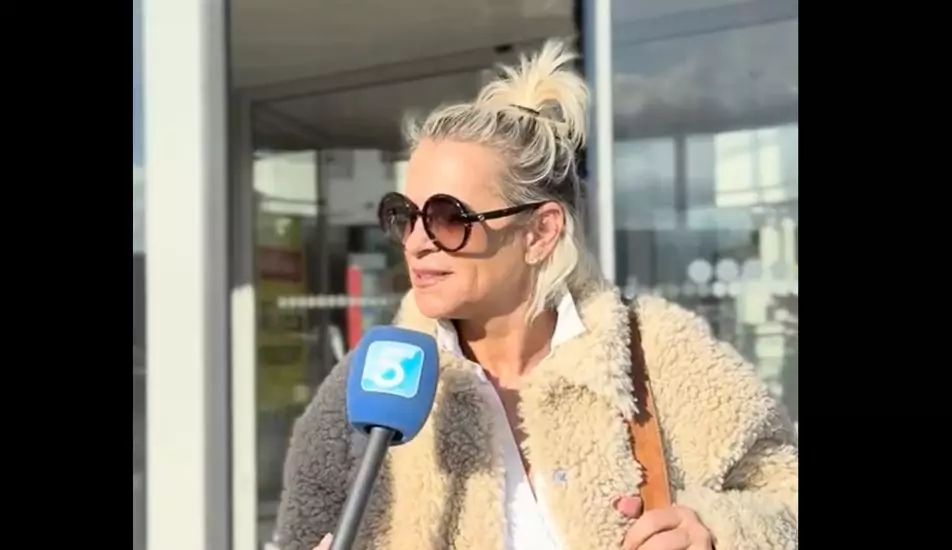 Foto in Beitrag von 5min.at: Zu sehen ist eine blonde Frau mit Sonnenbrille. Sie wurde vor der Kika-Filiale in Klagenfurt von 5 Minuten befragt.
