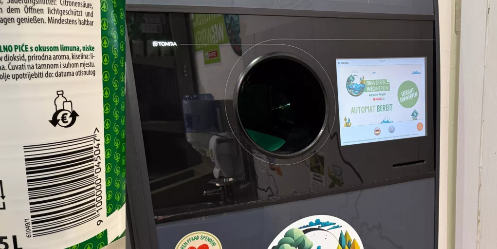 Ein Bild auf 5min.at zeigt das neue Pfandsymbol und einen Pfandautomaten