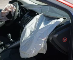 Foto in Beitrag von 5min.at: Zu sehen ist ein Auto, wo der Airbag aufgegangen ist.