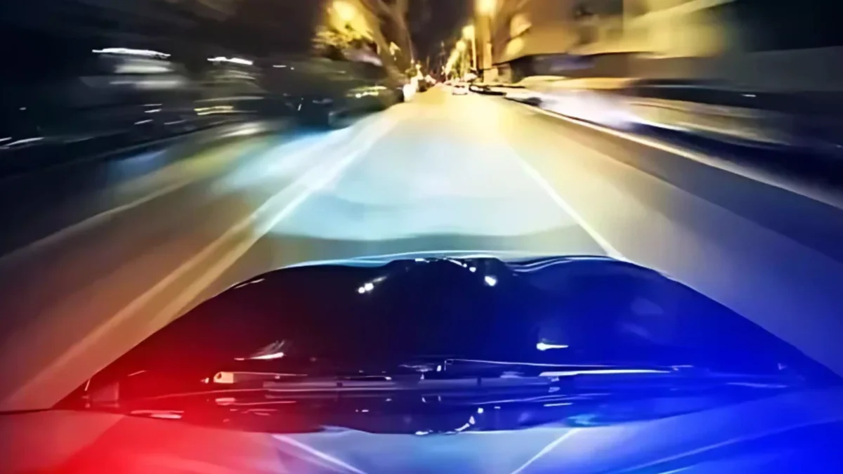 Foto in Beitrag von 5min.at: Zu sehen ist ein Polizeiauto bei einer Verfolgungsjagd.