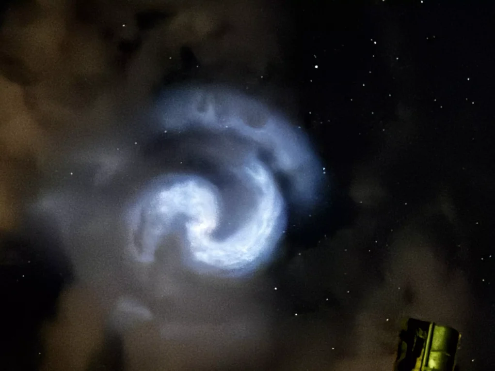 Das Bild auf 5min.at zeigt eine Spirale am Himmel.