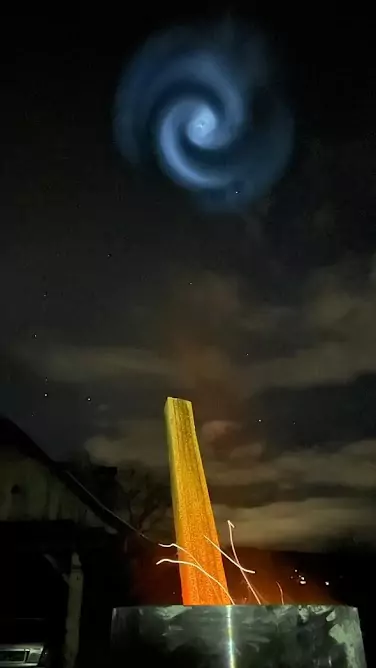Das Bild auf 5min.at zeigt eine Spirale am Himmel.