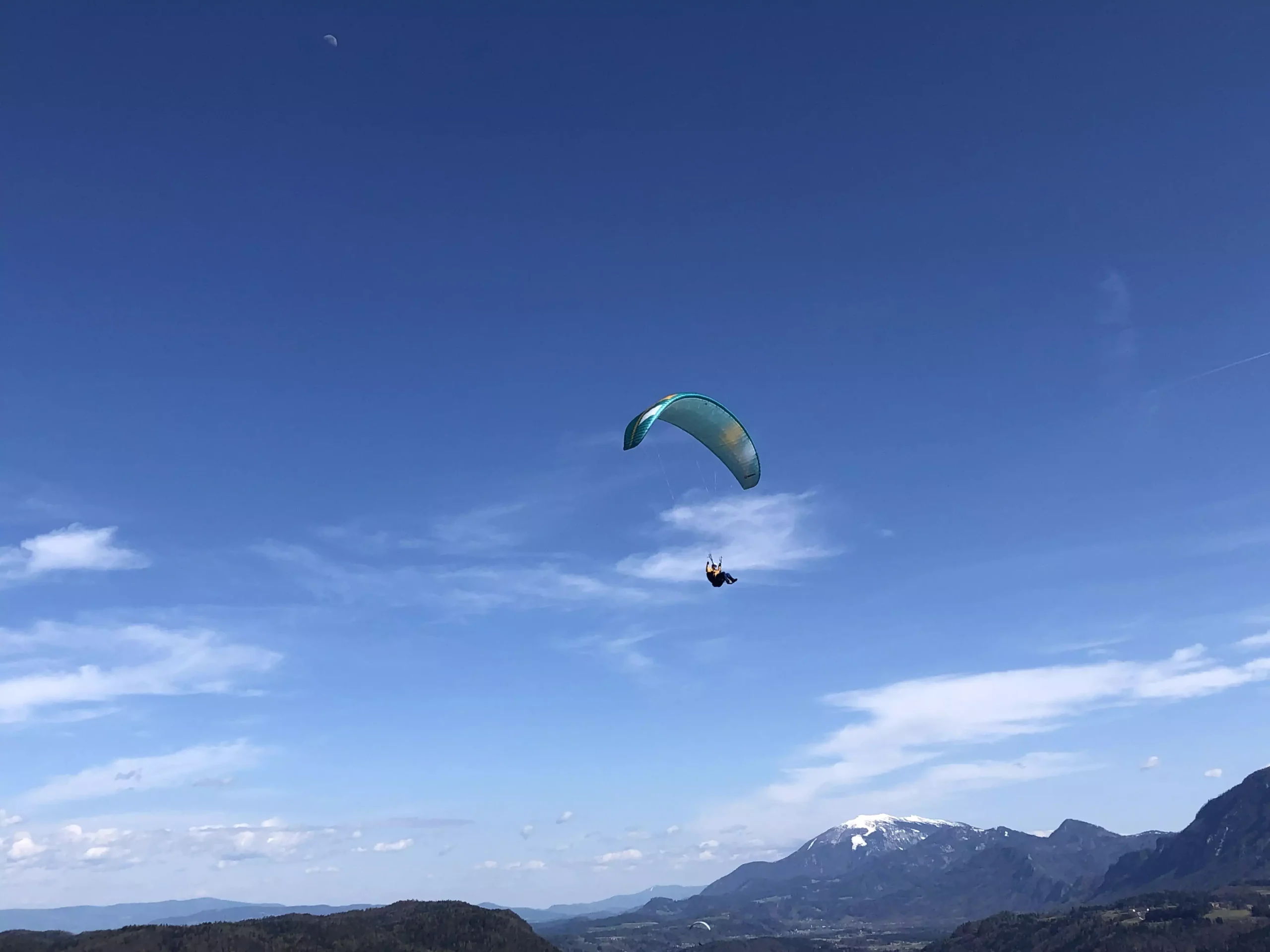 Ein Bild auf 5min.at zeigt einen Paragleiter.