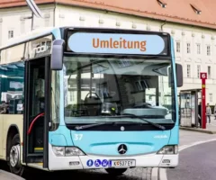 Das Bild auf 5min.at zeigt einen KMG-Bus mit der Schrift "Umleitung" vorn.