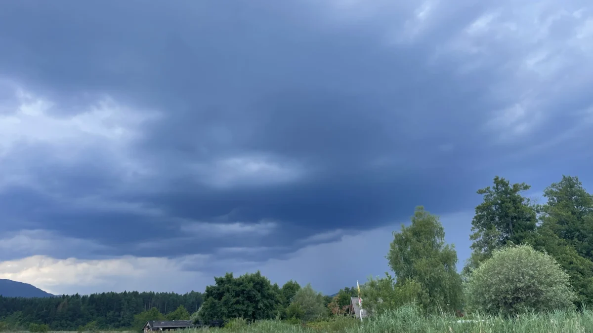 Ein Bild auf 5min.at zeigt graue Gewitterwolken über dem Faaker See.