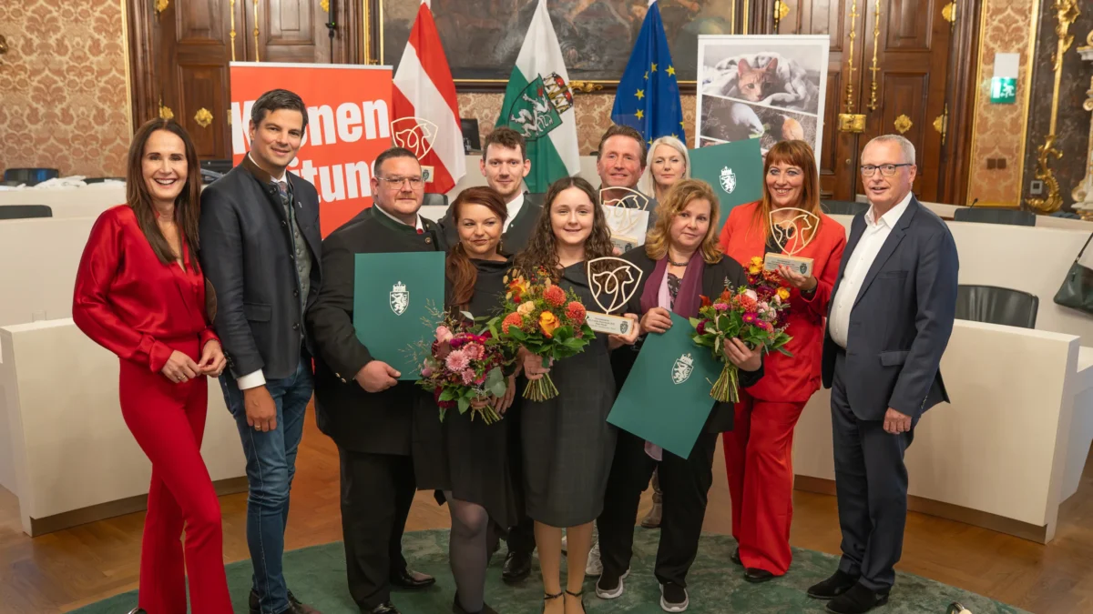 Alle Preisträger des Tierschutzpreises (v.l.): Maggie Entenfellner, Tierschutzlandesrat Hannes Amesbauer, Rene Strohmeier, Monika Ute Meder, Stefan Fink, Maja Pöschl, Michael Stracke, Ingrid Stracke, Sandra Stribi und Krone Chefredakteur Klaus Herrmann.