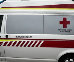 Auf dem Foto von www.5min.at sieht man ein Rettungsauto des Roten Kreuzes.