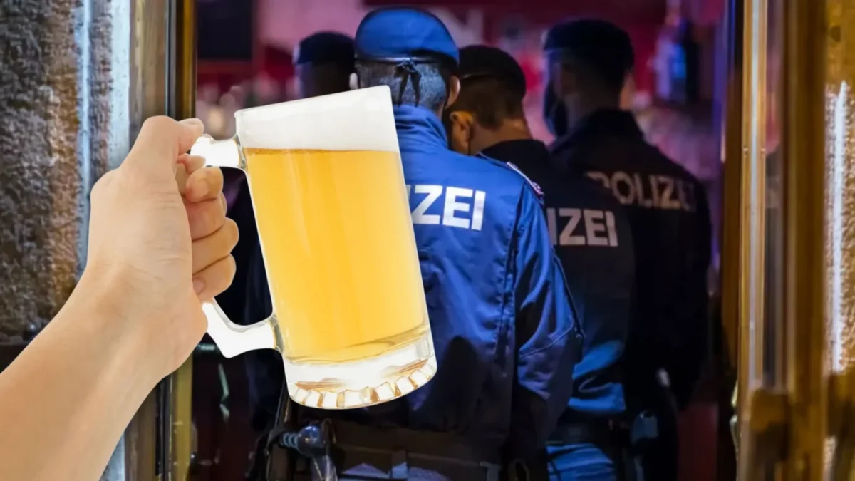 Foto in Beitrag von 5min.at zeigt eine Hand mit einem Bierkrug und die Polizei in einem Lokal.