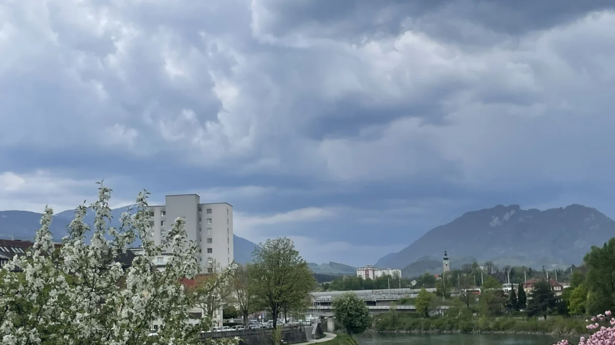 Das Bild zeigt ein Unwetter auf www.5min.at.