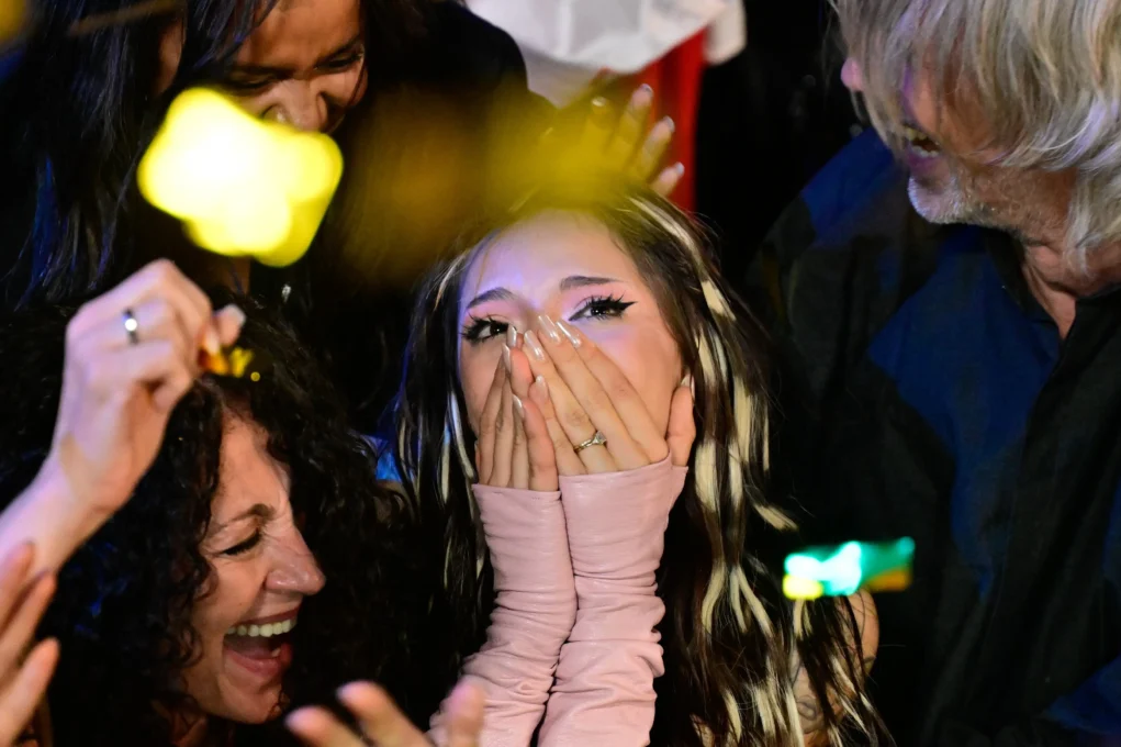 Foto in Beitrag von 5min.at zeigt Dara nachdem sie gewonnen hat.