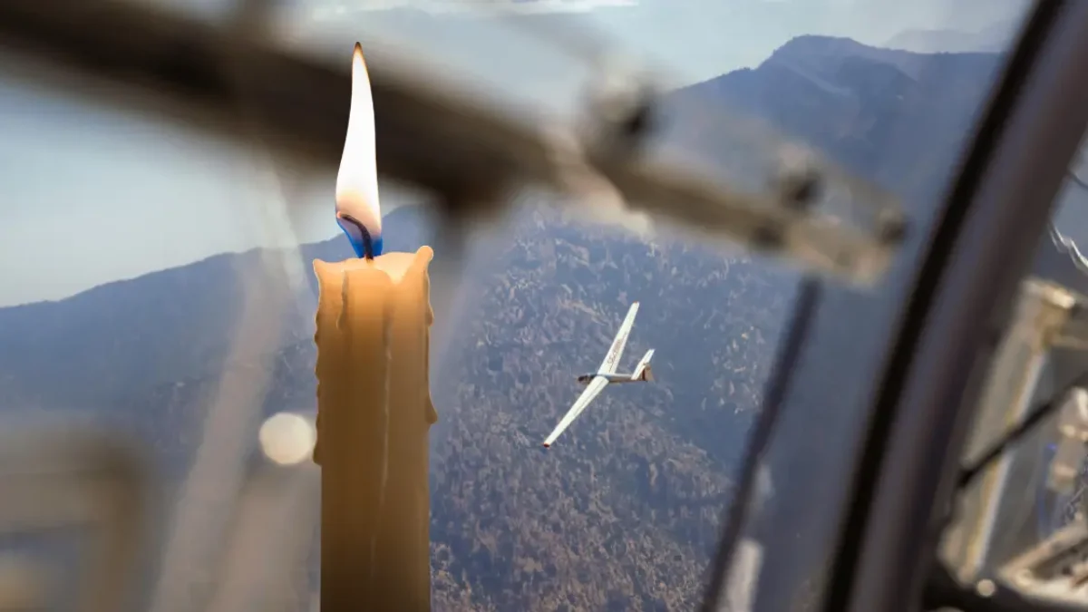 auf dem bild von 5min.at sieht man einen segelflieger und eine kerze.