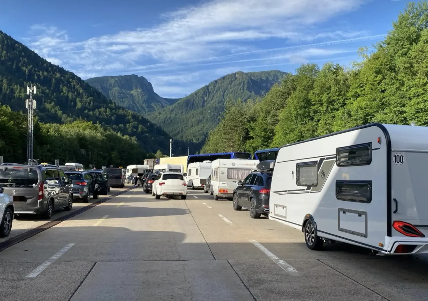 Das Bild auf 5min.at zeigt einen Stau auf der Karawankenautobahn.
