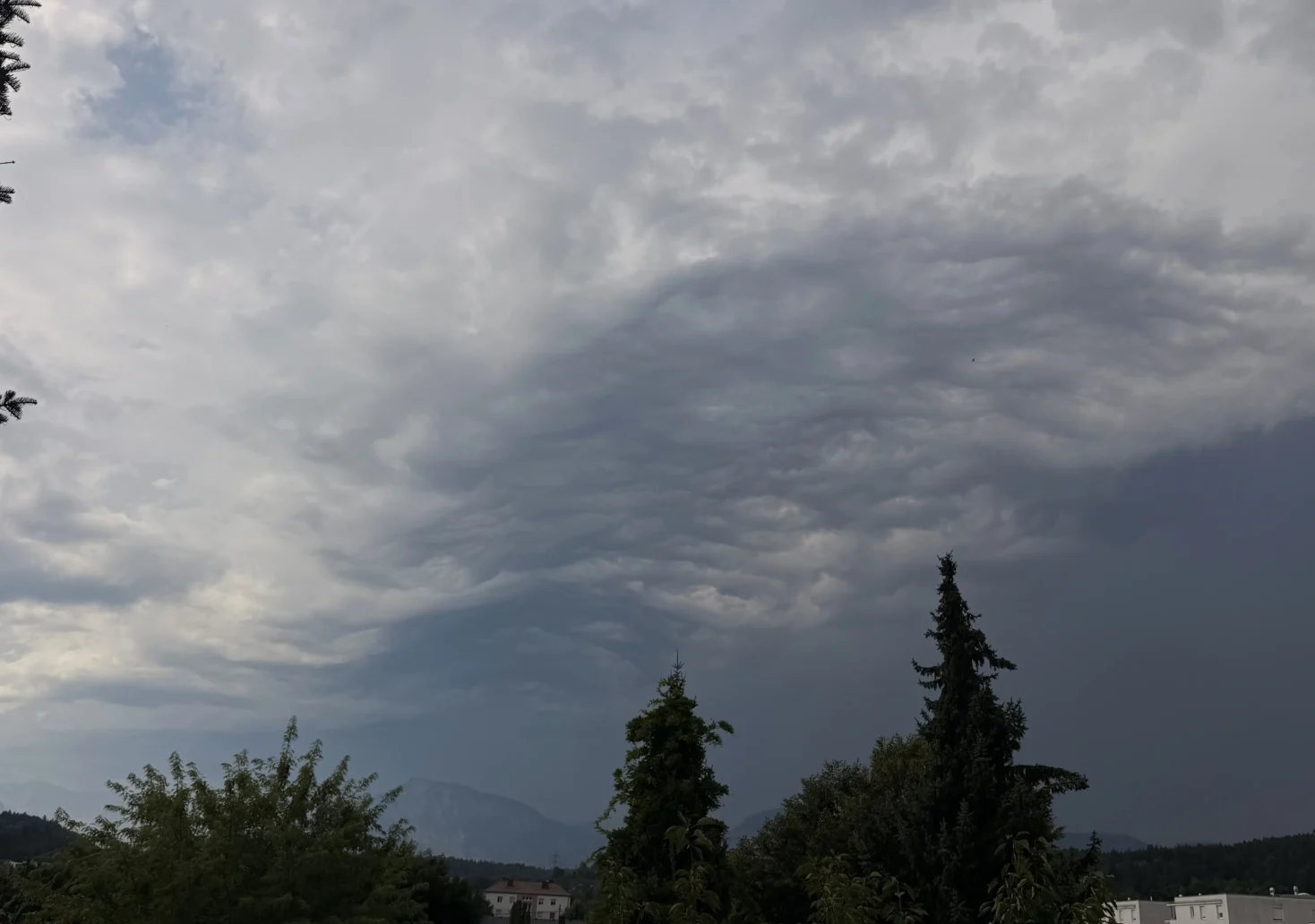 Ein Bild auf 5min.at zeigt dunkle Gewitterwolken über Klagenfurt.