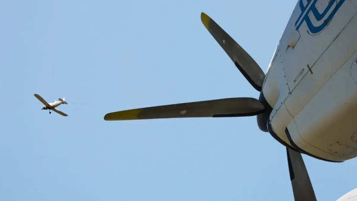 auf dem bild von 5min.at sieht man ein motorflugzeug.