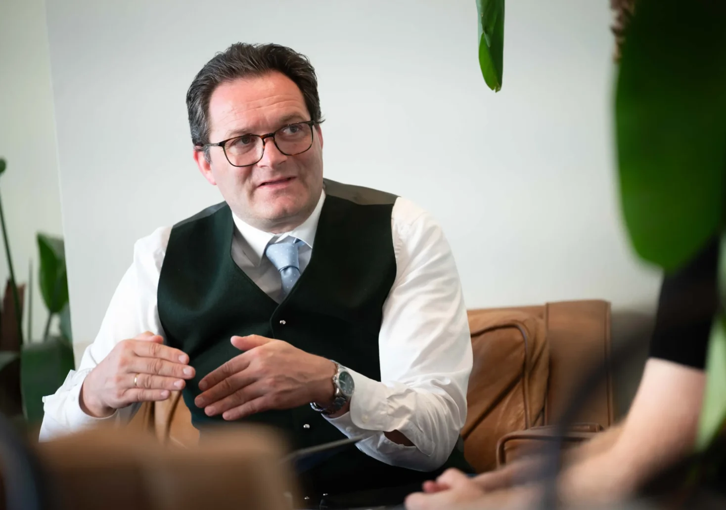 Foto in Beitrag von 5min.at zeigt Landwirtschaftsminister Norbert Totschnig im Interview mit 5 Minuten.