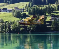 Das Bild auf 5min.at zeigt ein Löschflugzeug am Weissensee.
