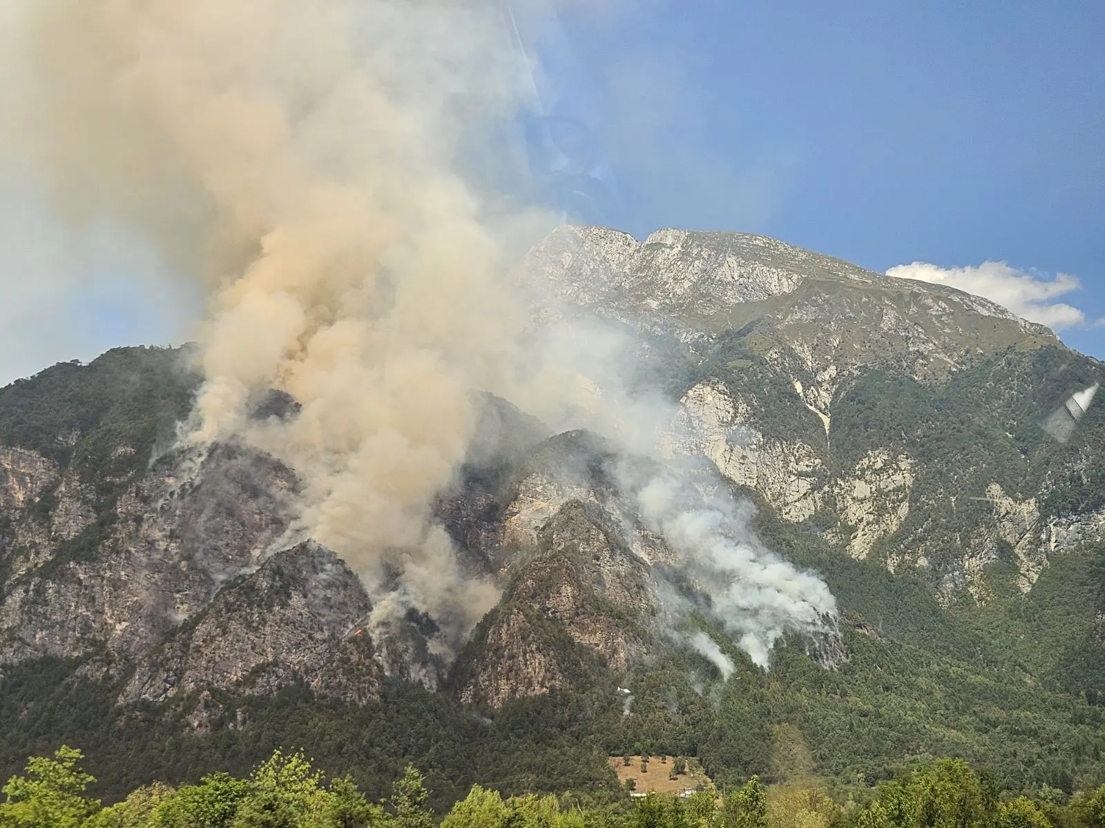 Das Bild auf 5min.at zeigt einen Waldbrand in Norditalien.