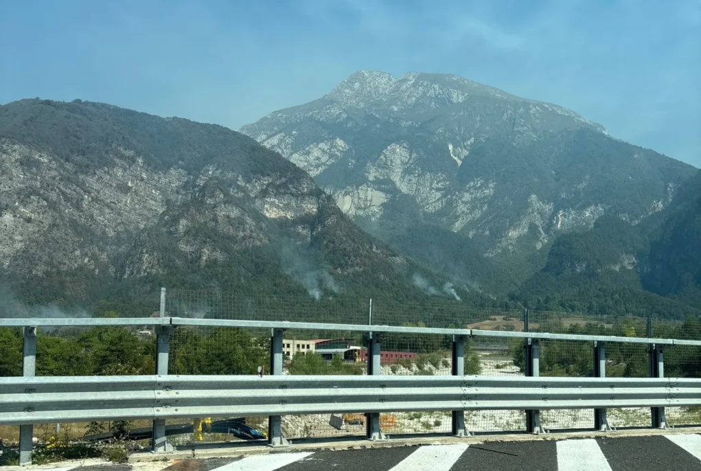 Das Bild auf 5min.at zeigt Rauchsäulen in Norditalien.