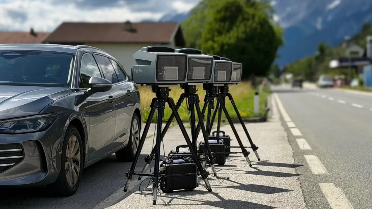 Foto in Beitrag von 5min.at zeigt die neuen mobilen Blitzer.