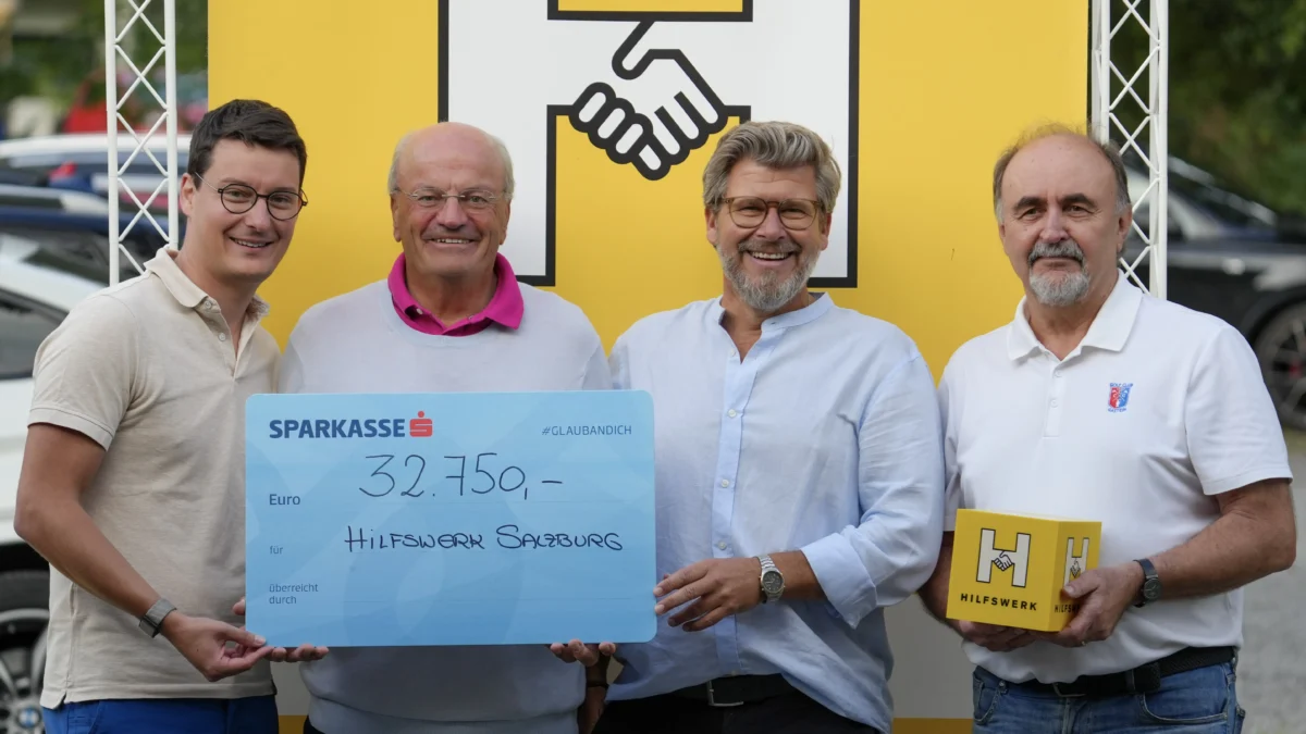 auf dem bild von 5min.at sieht man den erlös eines charity-events des hilfswerks salzburg.