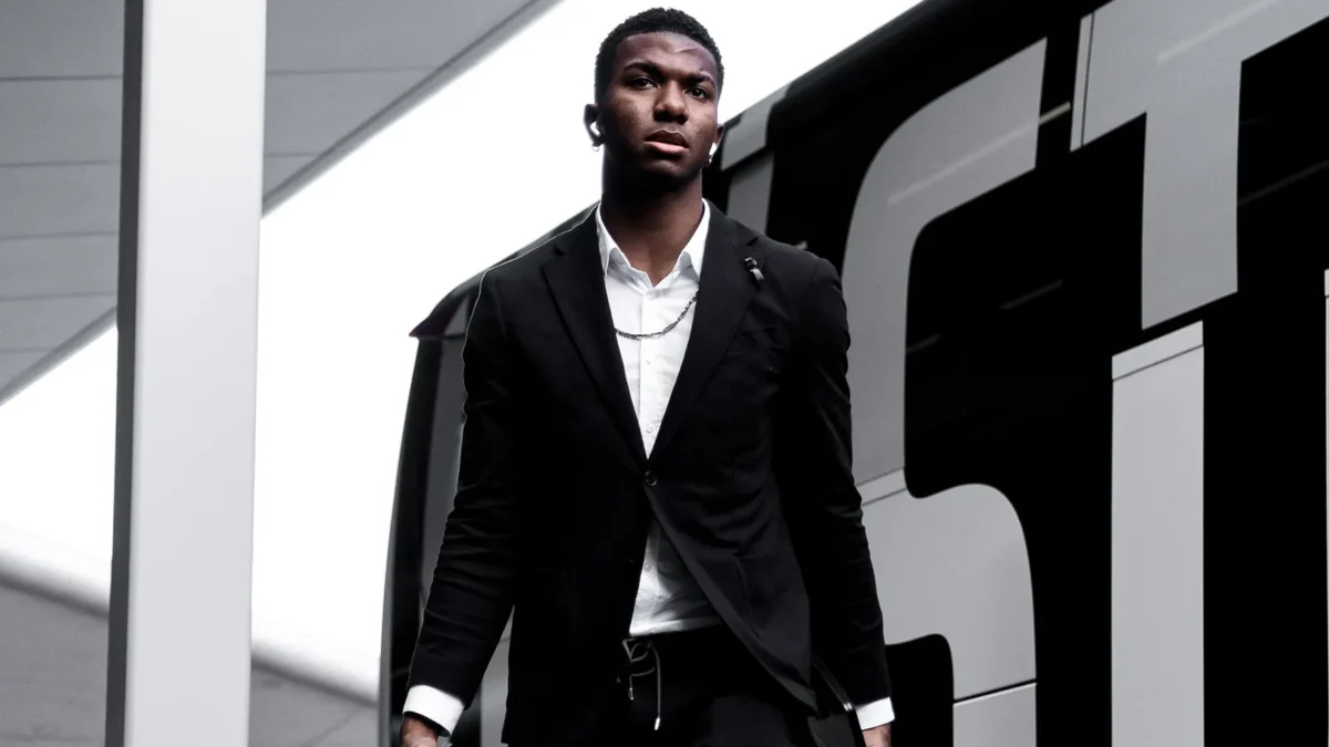 Auf dem Foto von www.5min.at sieht man Jeyland Mitchell, der den SK Sturm Graz verlässt.