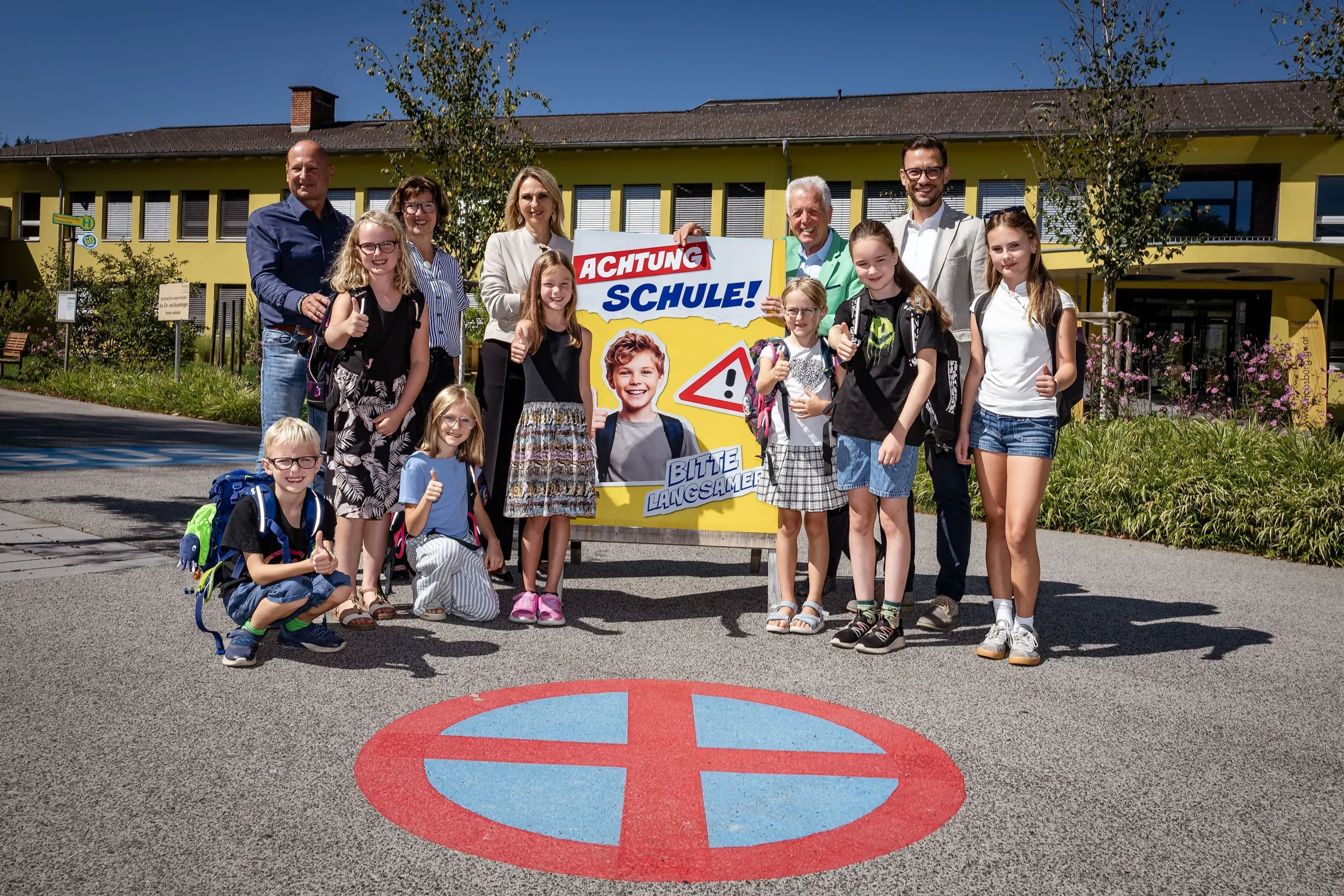 Bild auf 5min.at zeigt Sebastian Schuschnig und Kinder