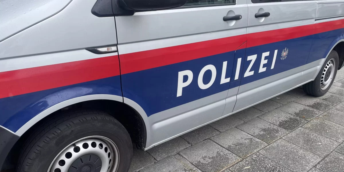 Raubversuch: 69-Jährige hält Tasche fest – Täter flüchten ohne Beute